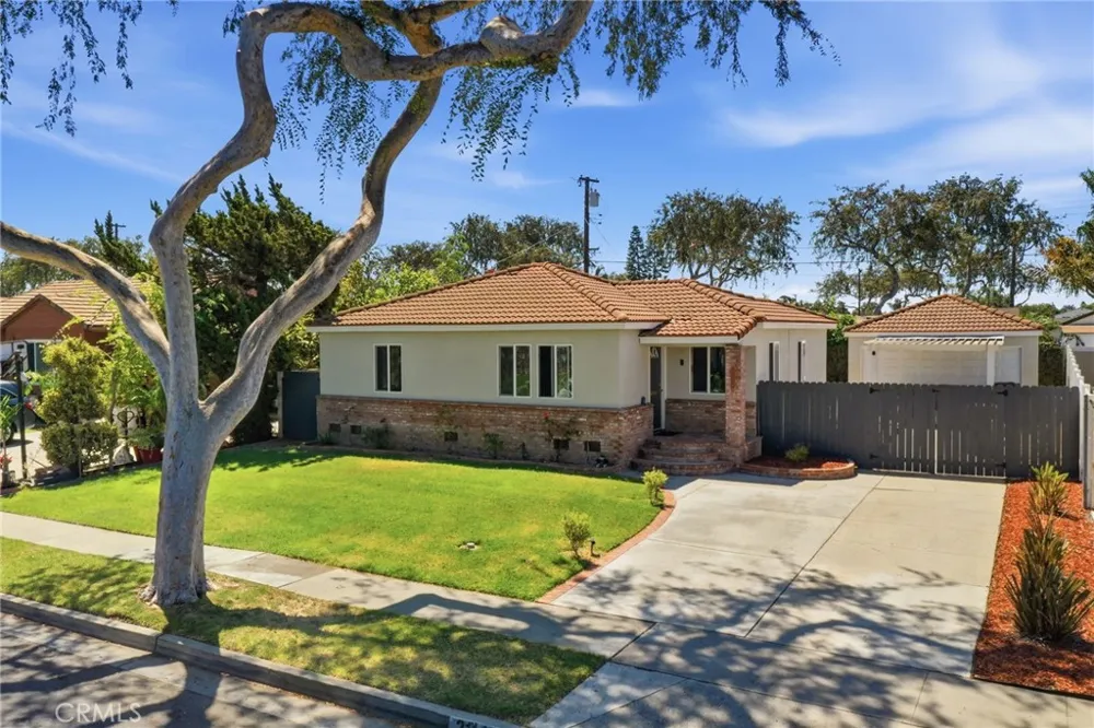 2114 W West Fullerton, CA 92833