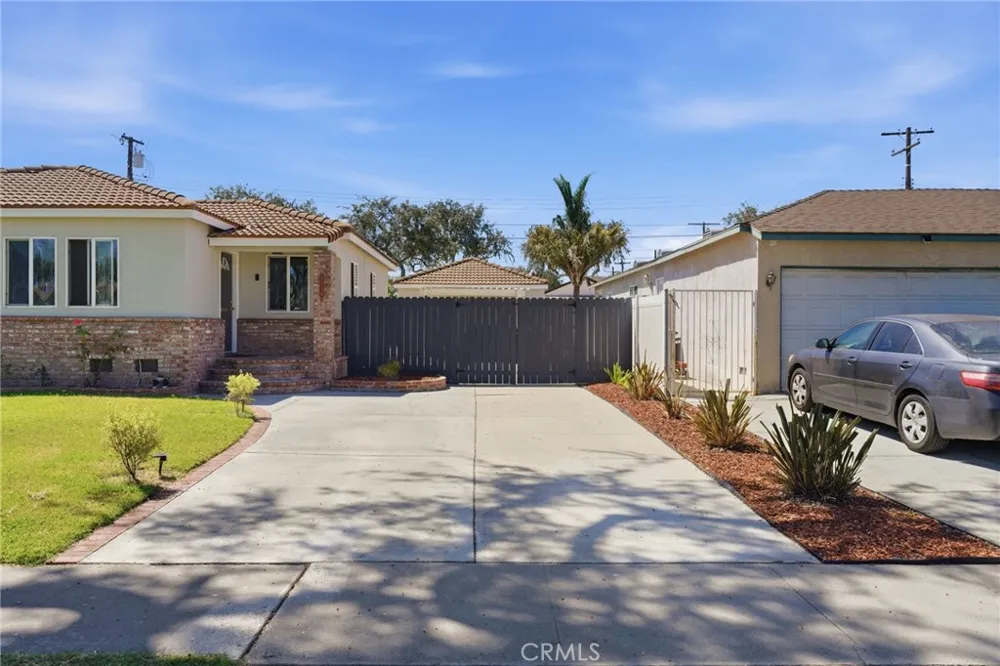 2114 W West Fullerton, CA 92833