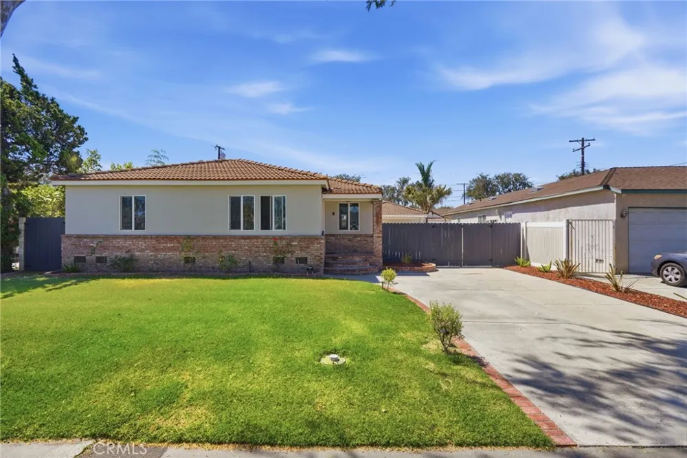 2114 W West Fullerton, CA 92833
