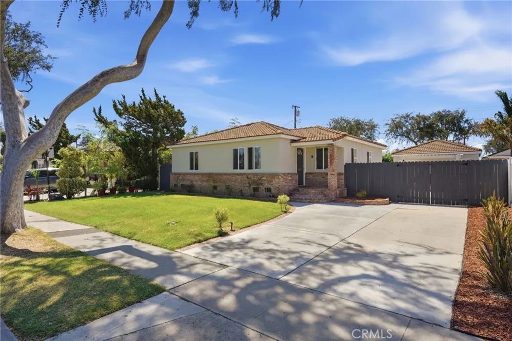 2114 W West Fullerton, CA 92833