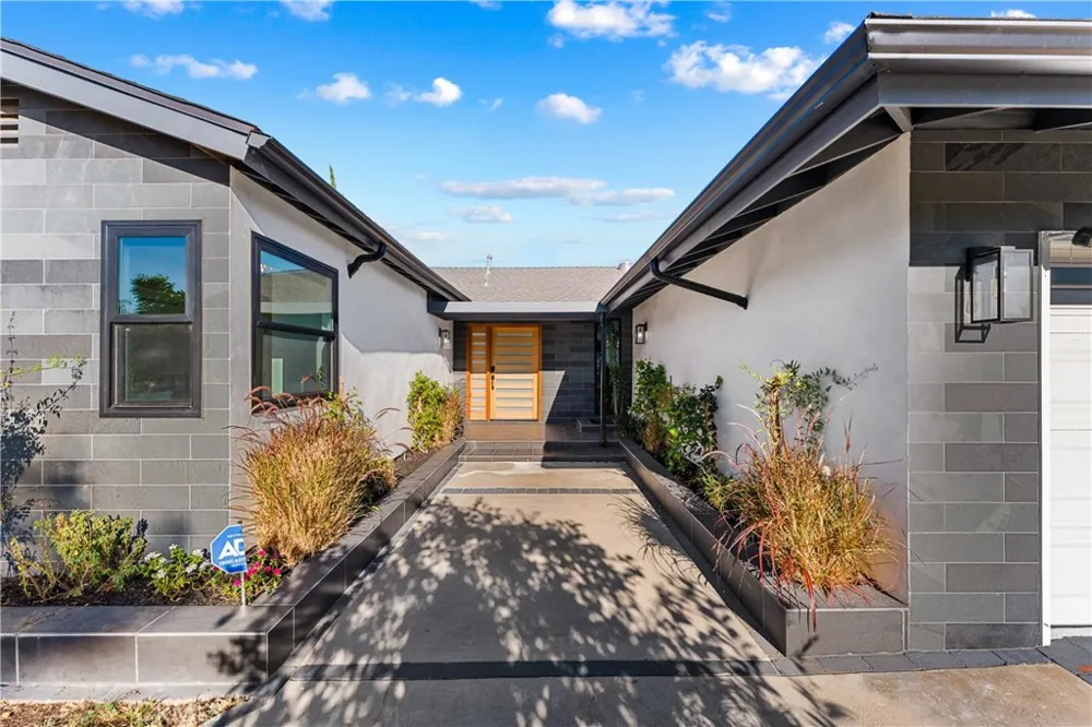 10960 Baton Rouge Northridge, CA 91326