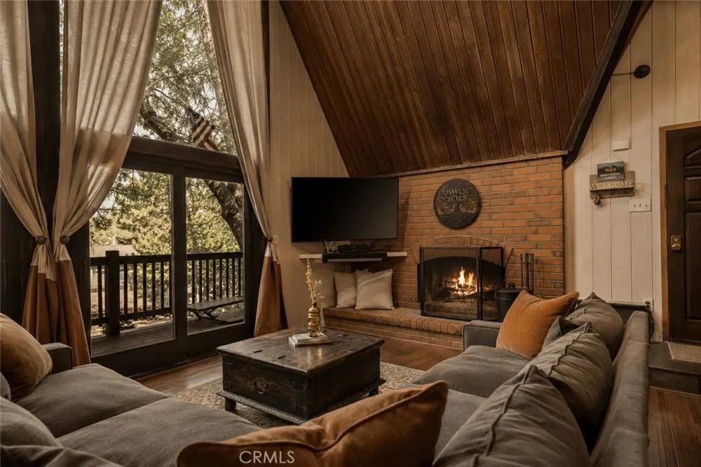 493 Pioneer Lake Arrowhead, CA 92352