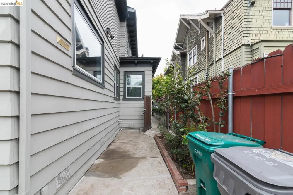 357 Alcatraz Ave Oakland, CA 94618
