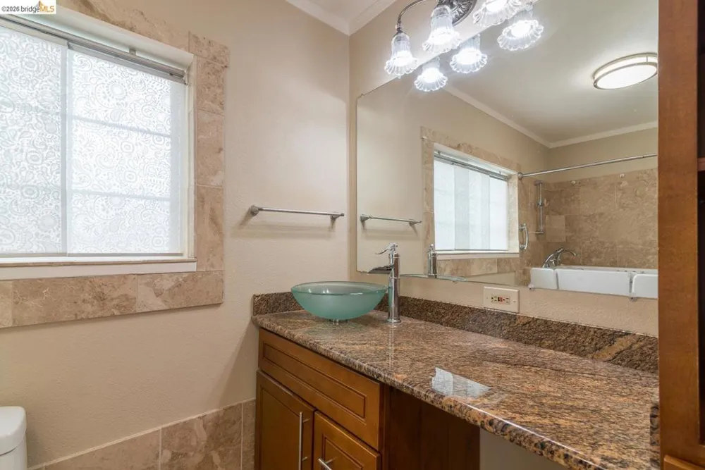 357 Alcatraz Ave Oakland, CA 94618
