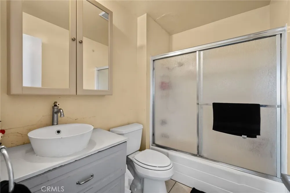 12010 226th #H Hawaiian Gardens, CA 90716