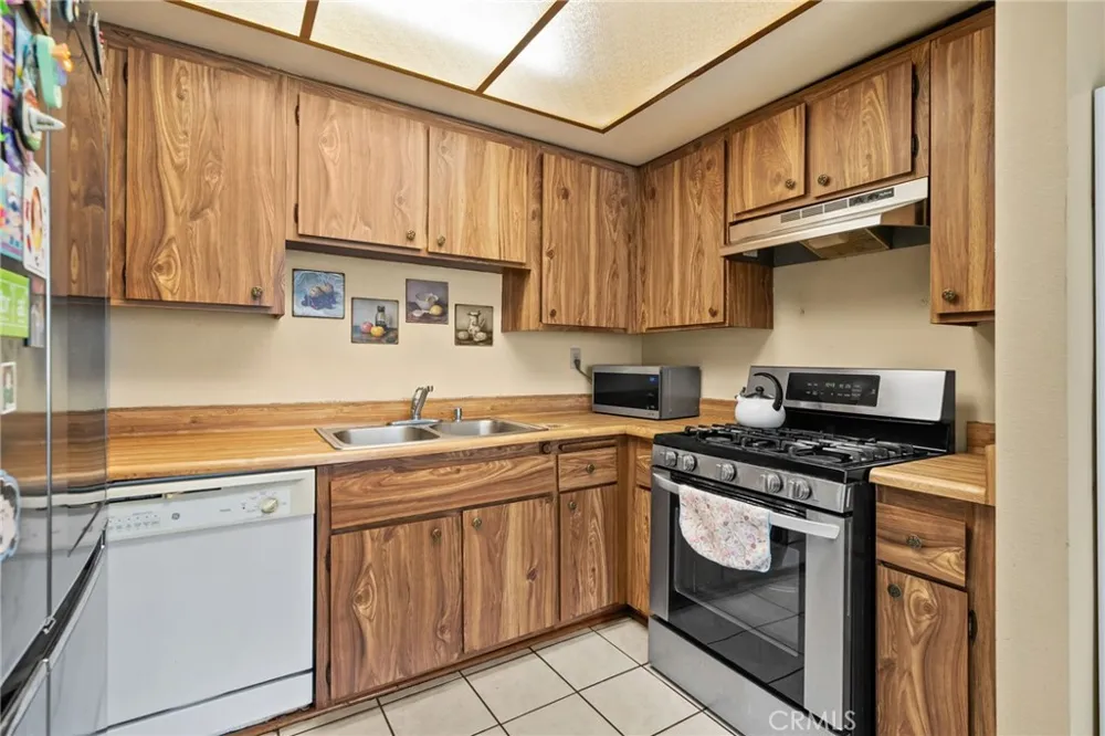 12010 226th #H Hawaiian Gardens, CA 90716