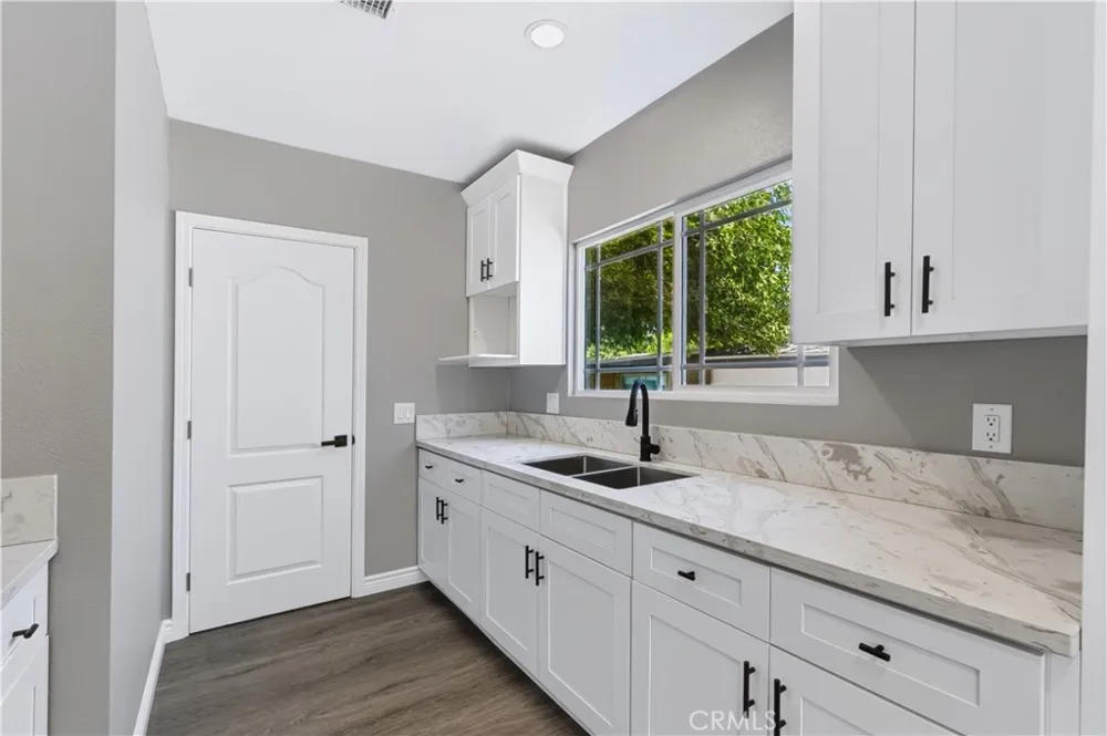 2357 Wilshire Riverside, CA 92501