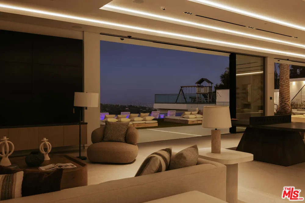 2078 Stradella Road Los Angeles, CA 90077