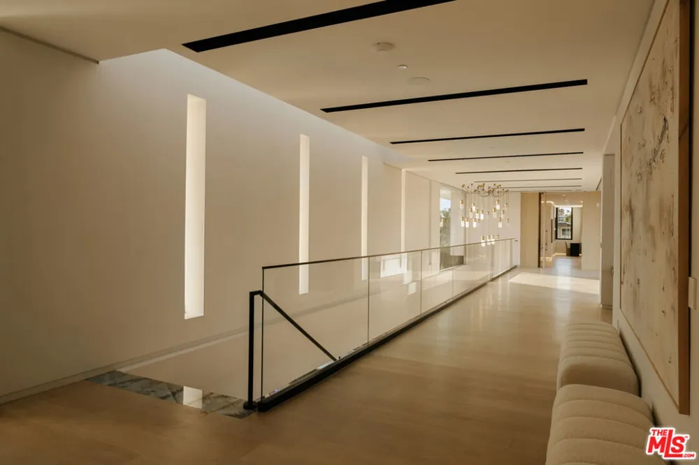 2078 Stradella Road Los Angeles, CA 90077
