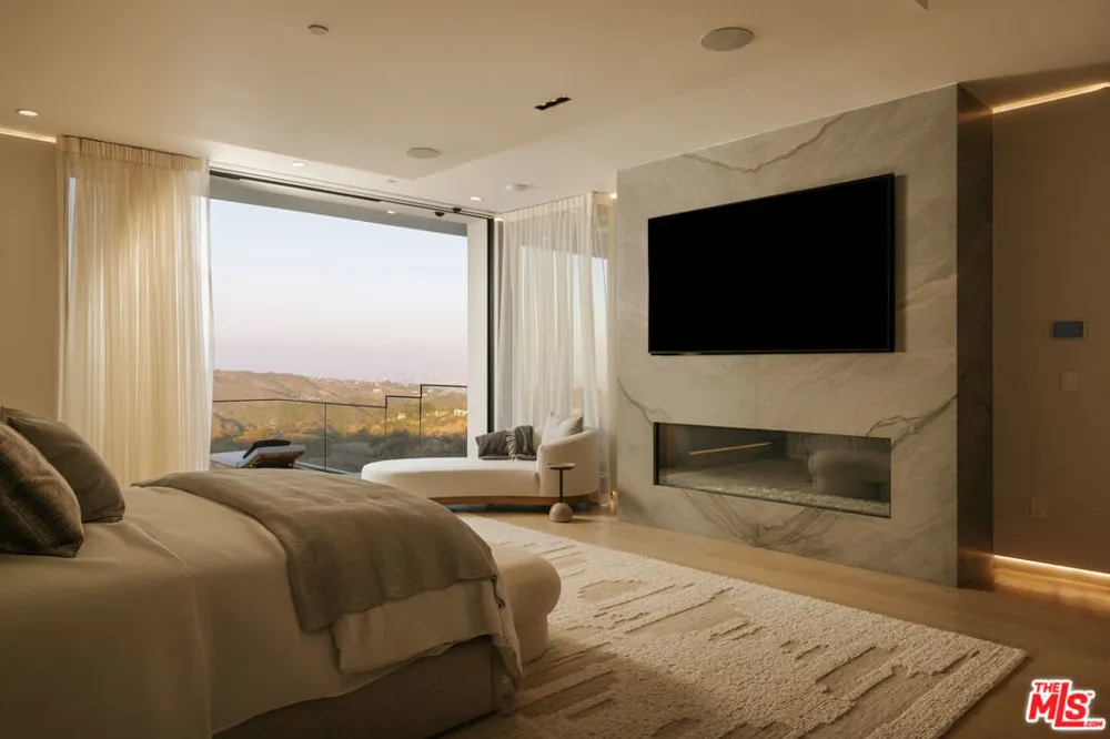 2078 Stradella Road Los Angeles, CA 90077