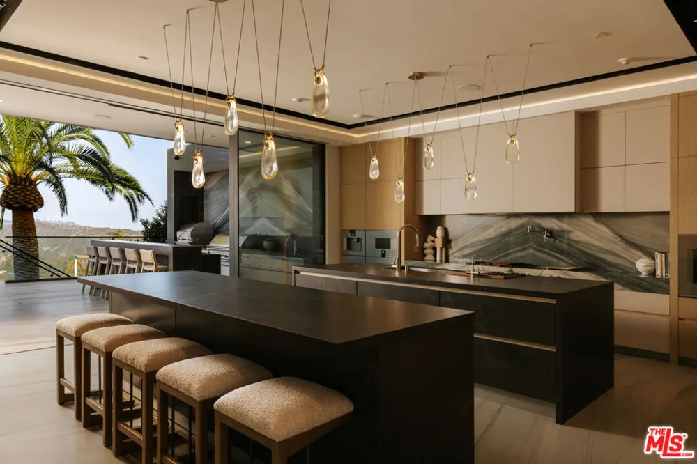 2078 Stradella Road Los Angeles, CA 90077
