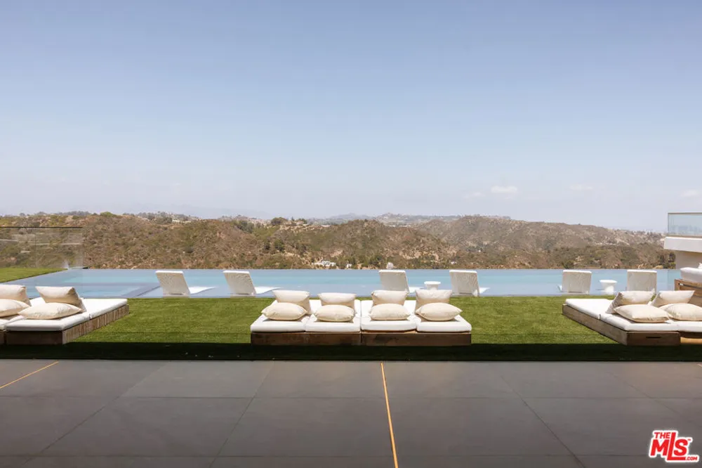 2078 Stradella Road Los Angeles, CA 90077