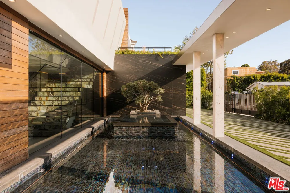 2078 Stradella Road Los Angeles, CA 90077