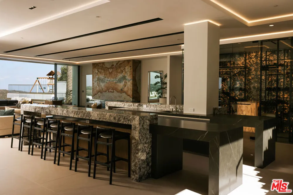 2078 Stradella Road Los Angeles, CA 90077