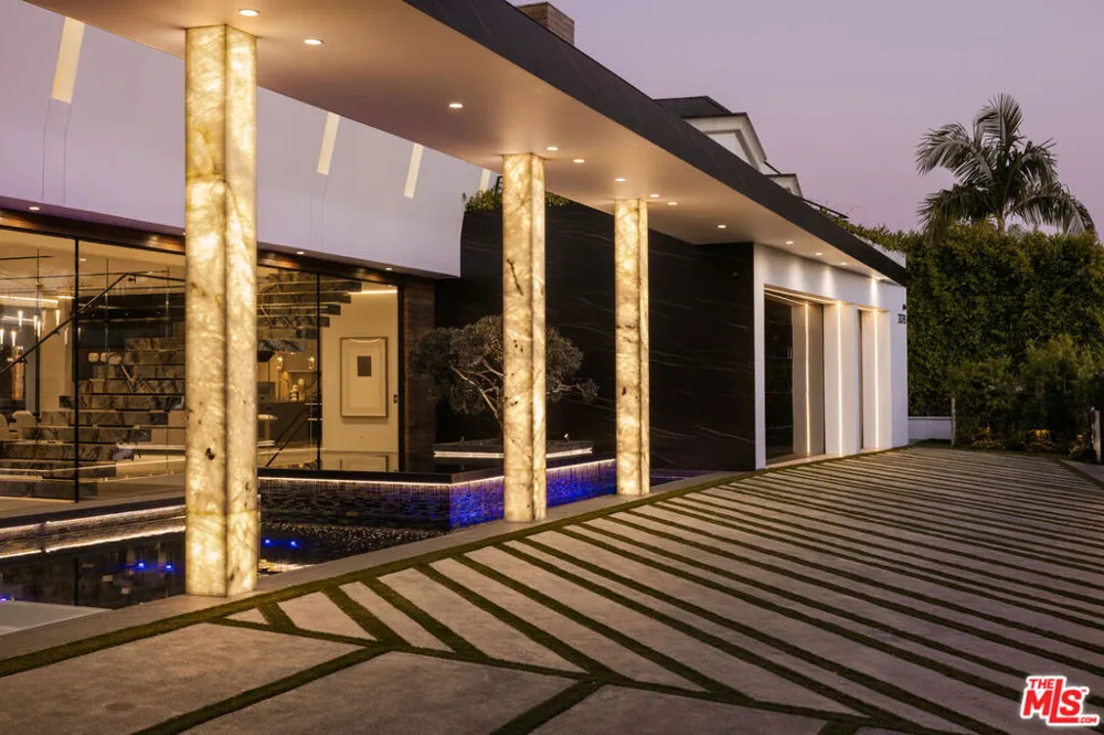 2078 Stradella Road Los Angeles, CA 90077