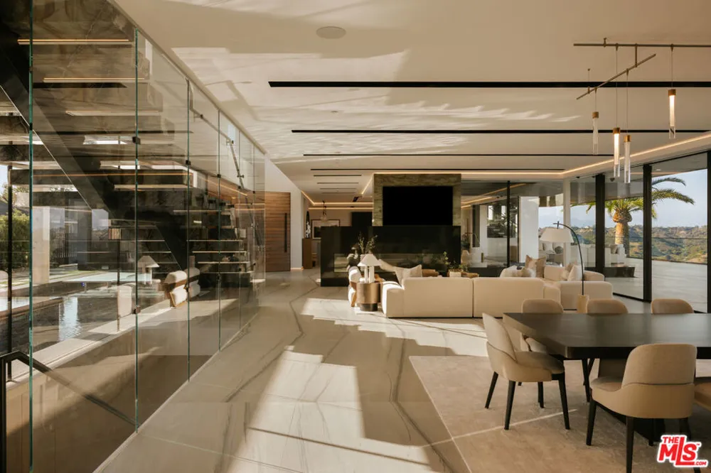 2078 Stradella Road Los Angeles, CA 90077