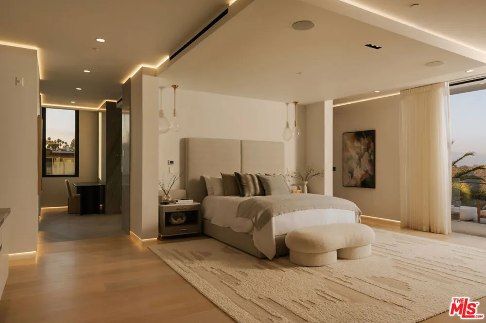 2078 Stradella Road Los Angeles, CA 90077