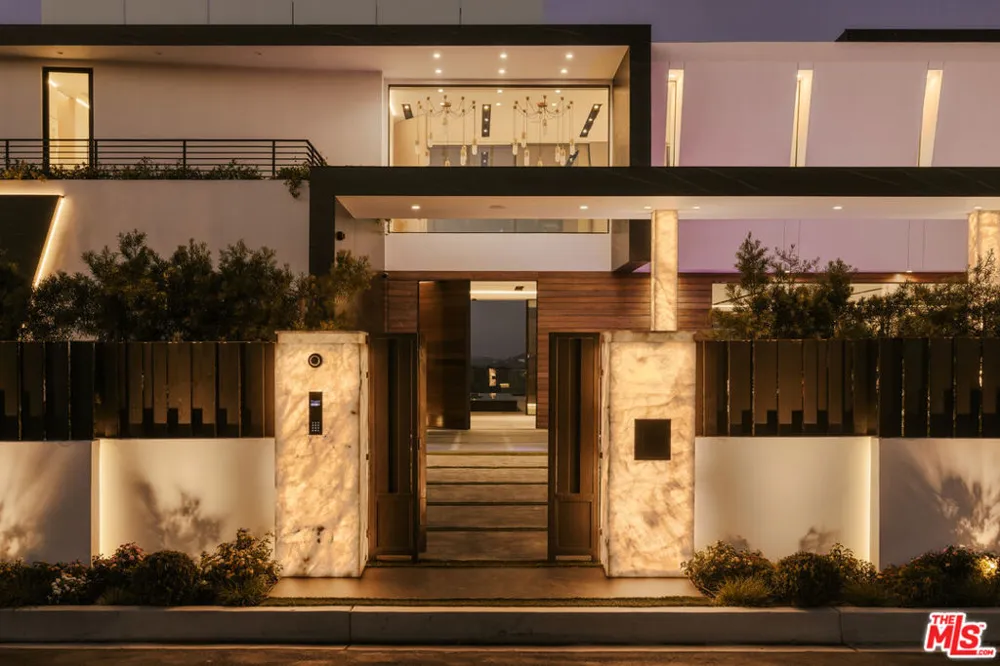 2078 Stradella Road Los Angeles, CA 90077