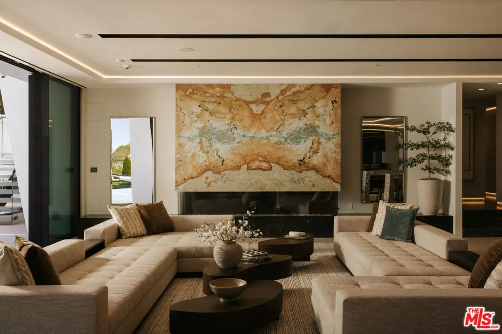 2078 Stradella Road Los Angeles, CA 90077