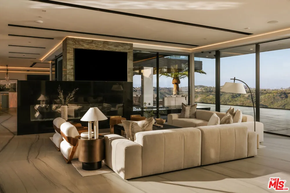 2078 Stradella Road Los Angeles, CA 90077