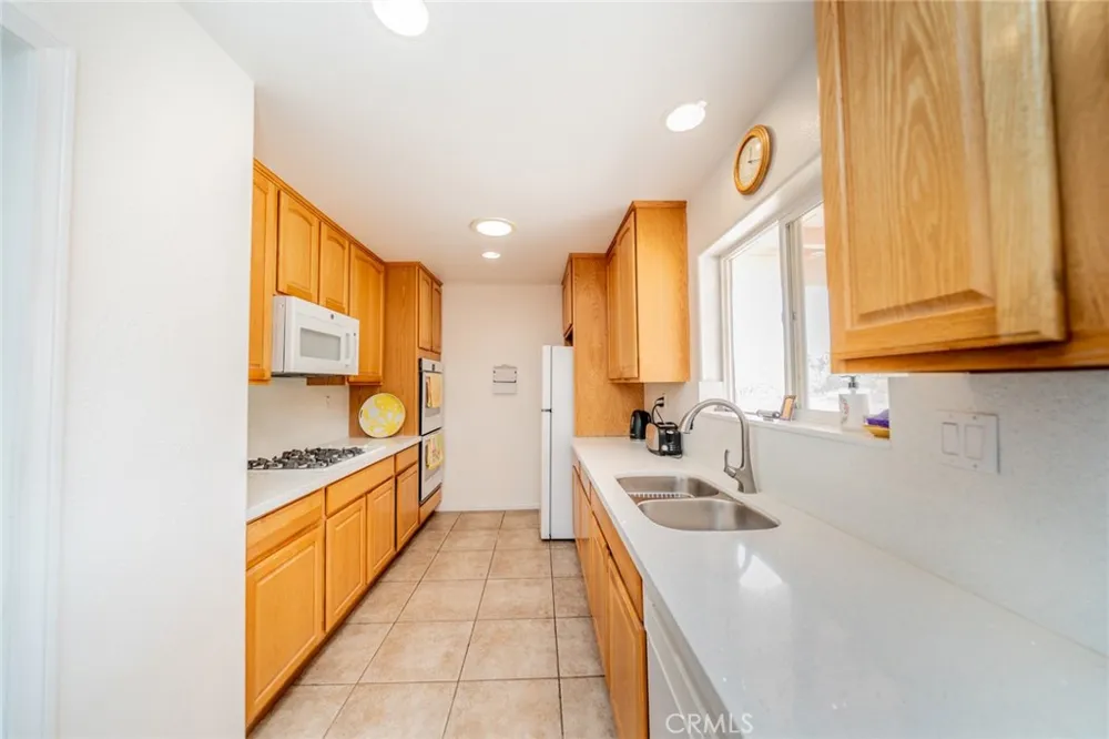 8767 Silver Rock Pinon Hills, CA 92372