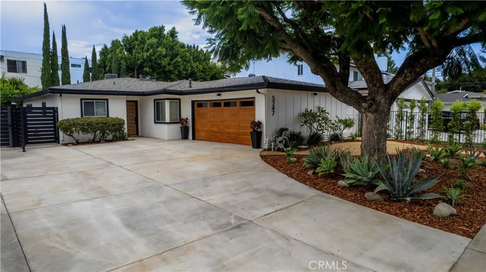 5747 Agnes Avenue Valley Village, CA 91607