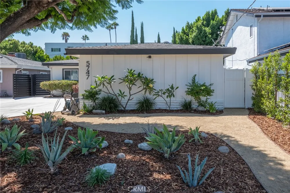 5747 Agnes Avenue Valley Village, CA 91607