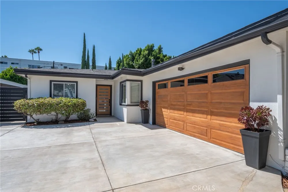5747 Agnes Avenue Valley Village, CA 91607