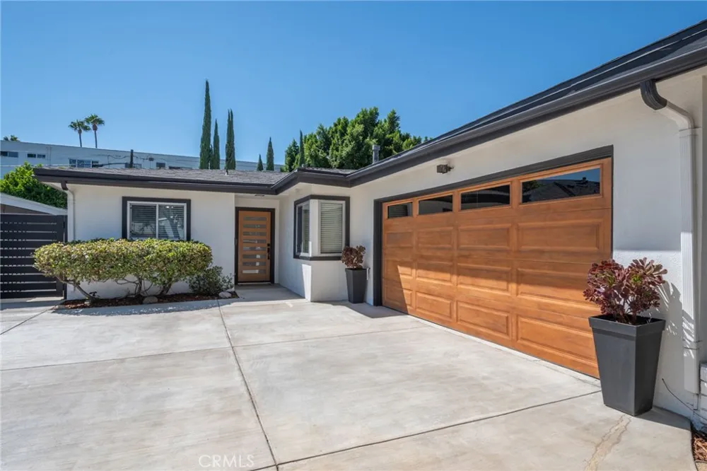 5747 Agnes Avenue Valley Village, CA 91607