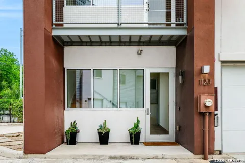 1120 E Quincy