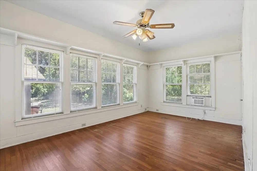 514 S Main Street Lockhart, TX 78644