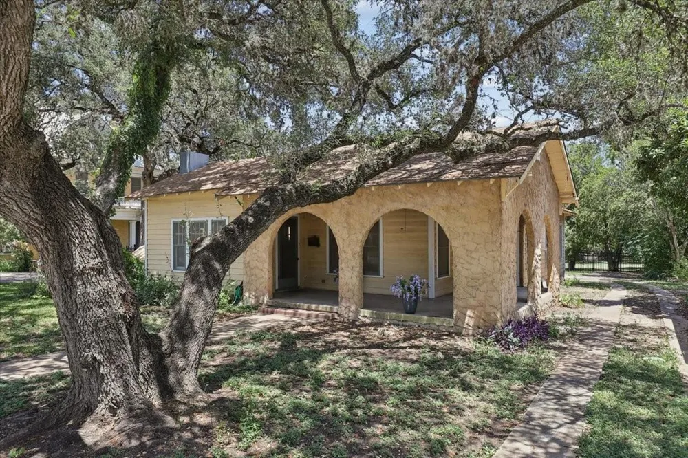 514 S Main Street Lockhart, TX 78644