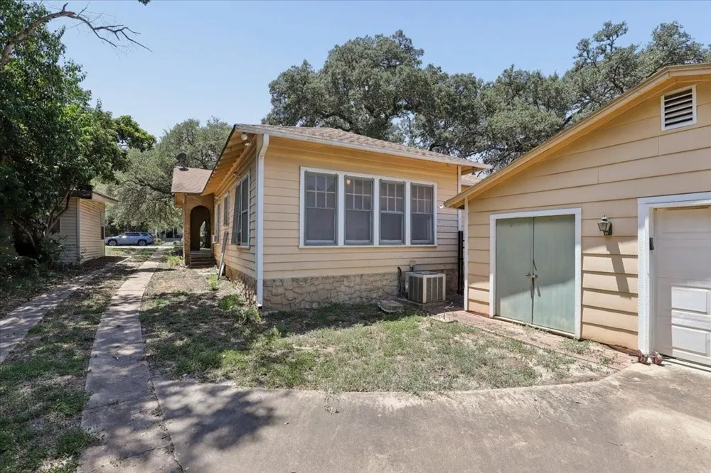514 S Main Street Lockhart, TX 78644