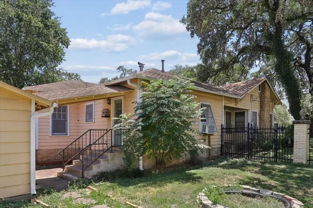 514 S Main Street Lockhart, TX 78644