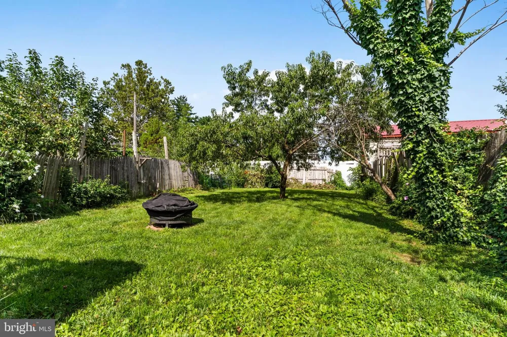 19 S CUSTER AVENUE New Holland, PA 17557
