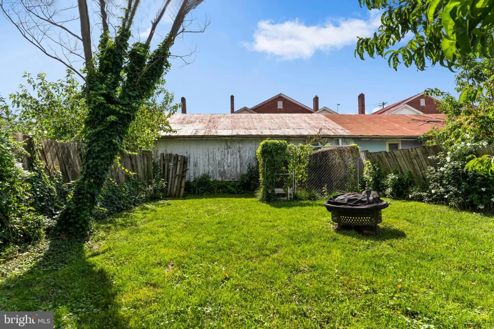 19 S CUSTER AVENUE New Holland, PA 17557