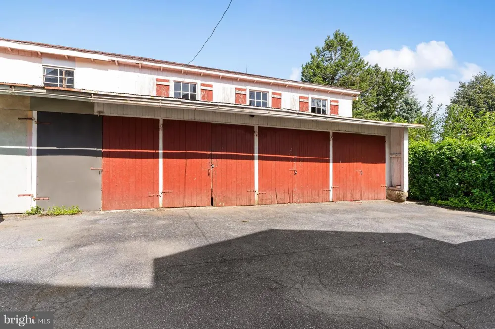 19 S CUSTER AVENUE New Holland, PA 17557