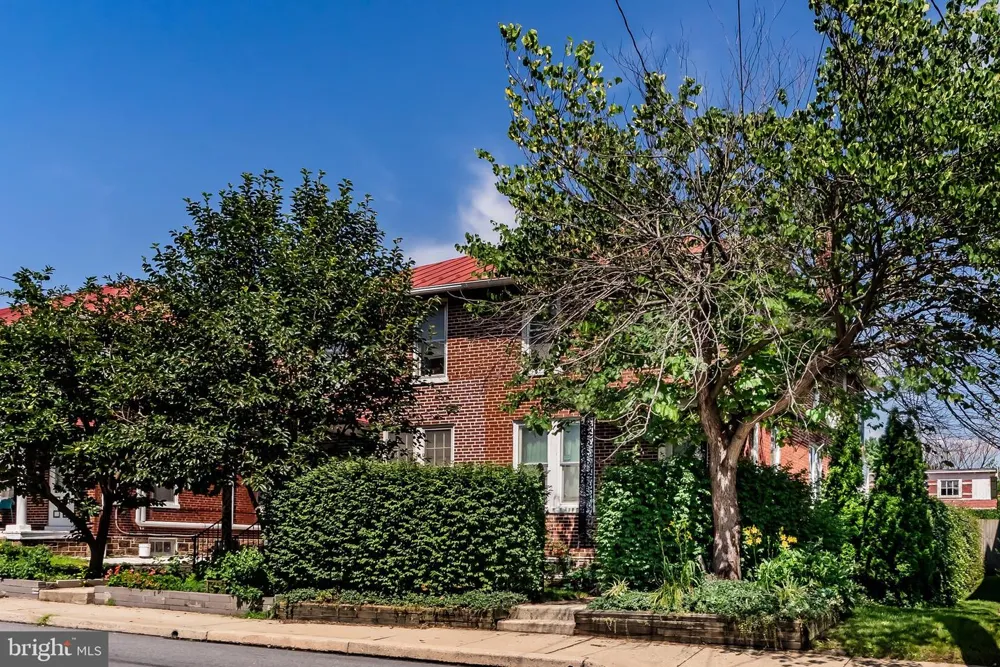 19 S CUSTER AVENUE New Holland, PA 17557