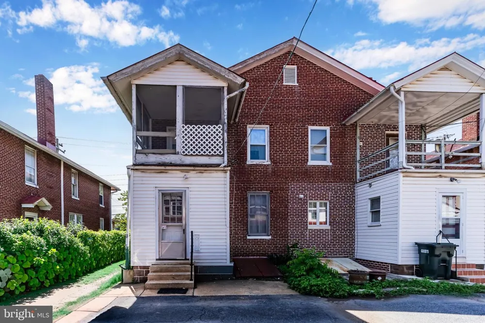 19 S CUSTER AVENUE New Holland, PA 17557