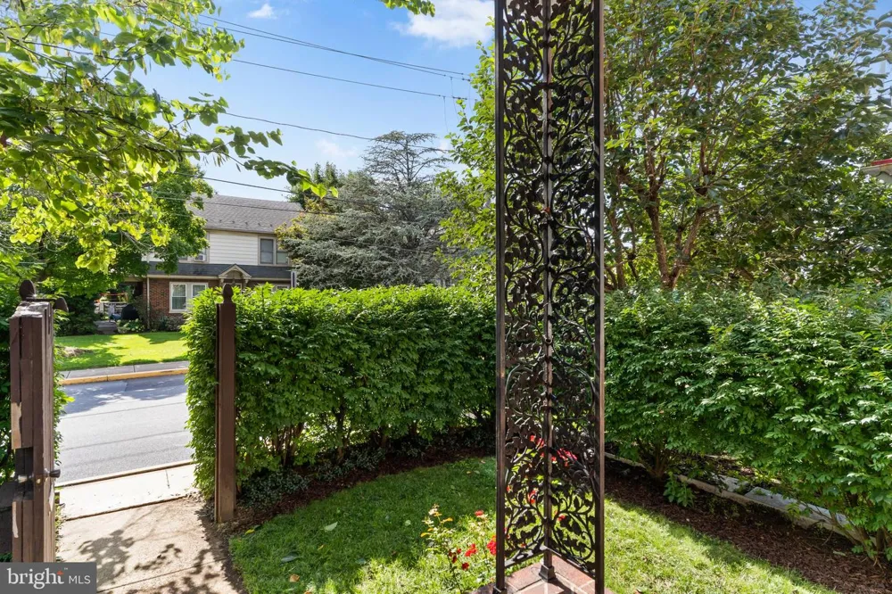 19 S CUSTER AVENUE New Holland, PA 17557