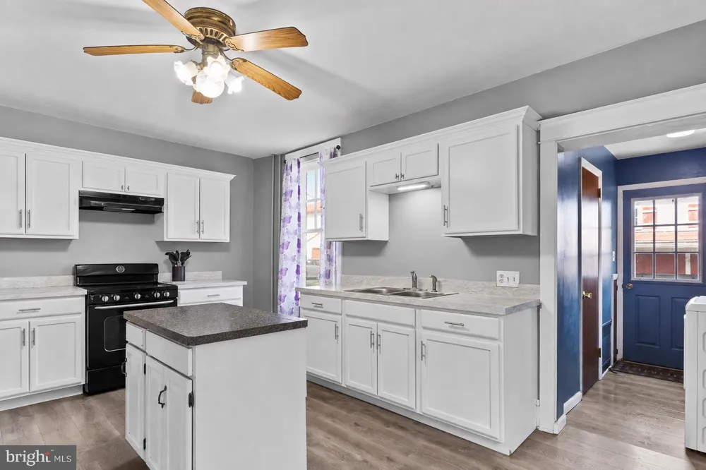 19 S CUSTER AVENUE New Holland, PA 17557