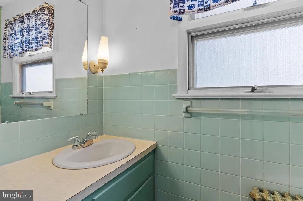 19 S CUSTER AVENUE New Holland, PA 17557