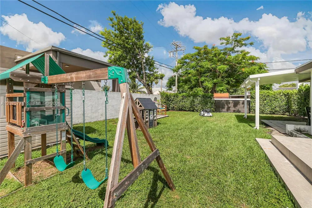 2801 NW 6th St Miami, FL 33125
