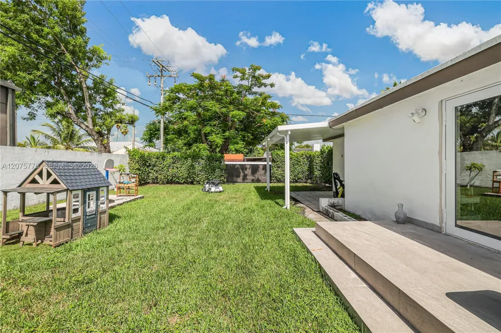 2801 NW 6th St Miami, FL 33125