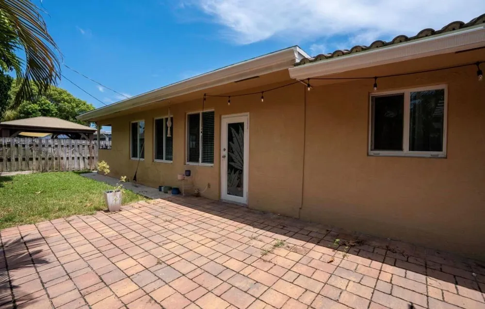 17 SE 8TH TERRACE Deerfield Beach, FL 33441