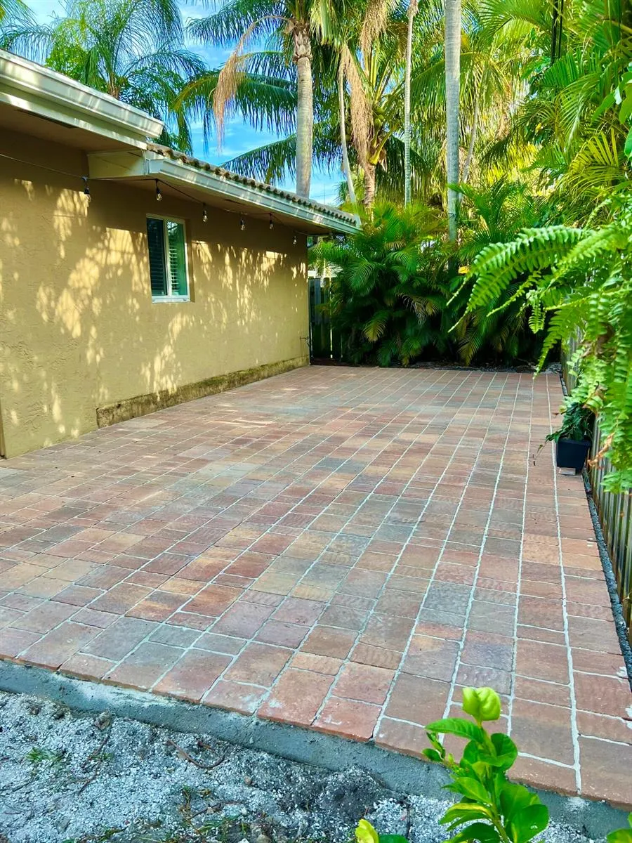 17 SE 8TH TERRACE Deerfield Beach, FL 33441