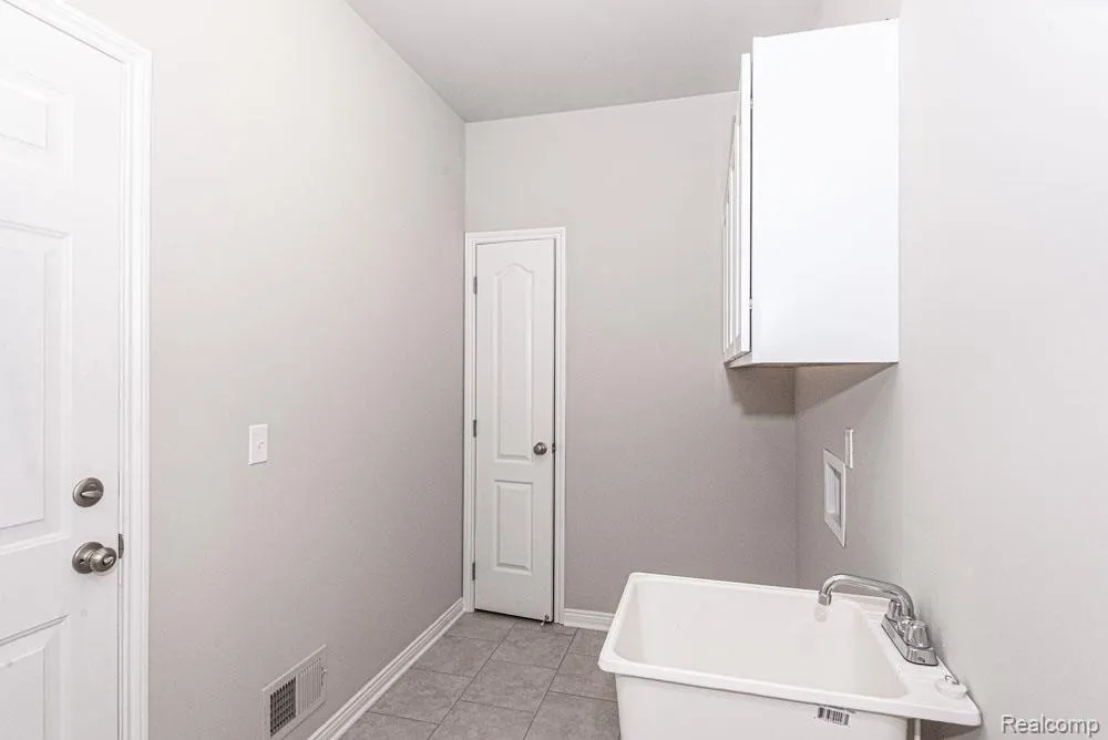 1 Oak    ( Ranch) Street Grand Blanc Charter Township, MI 48439
