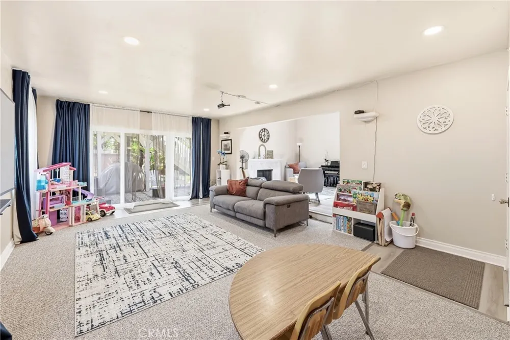 4201 W Oak Fullerton, CA 92833