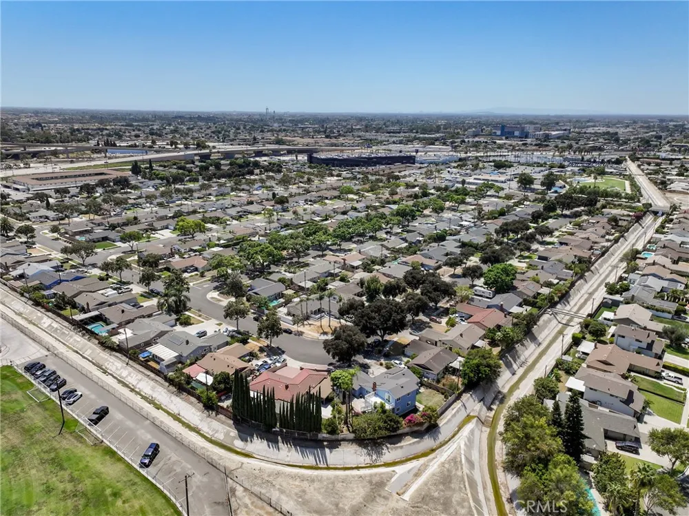 4201 W Oak Fullerton, CA 92833