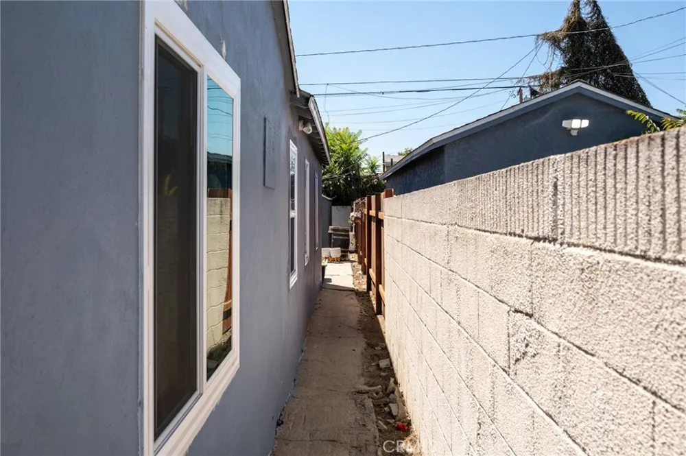 728 W Cressey Compton, CA 90222